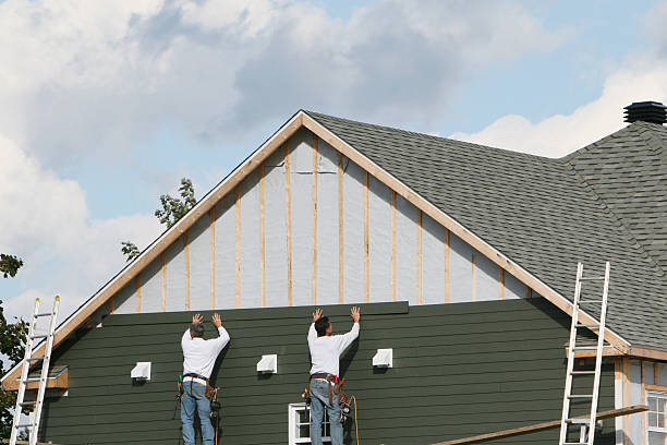 Professional Vinyl Siding technician working in Lithopolis, OH